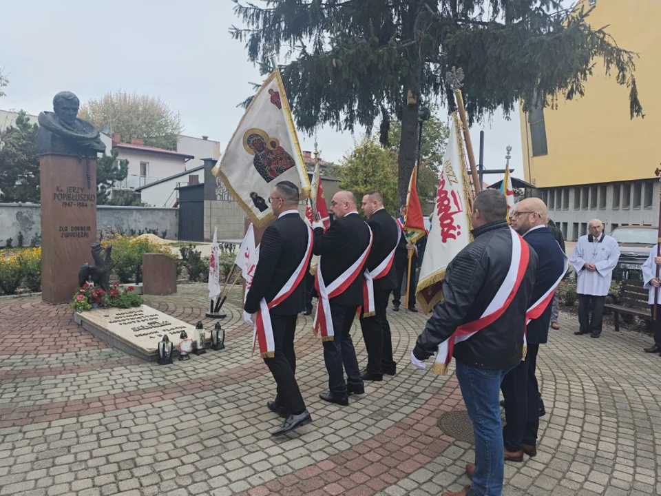 Znicze i kwiaty pod pomnikiem ks. Popiełuszki. Poruszające uroczystości w Płocku [ZDJĘCIA]” - Zdjęcie główne